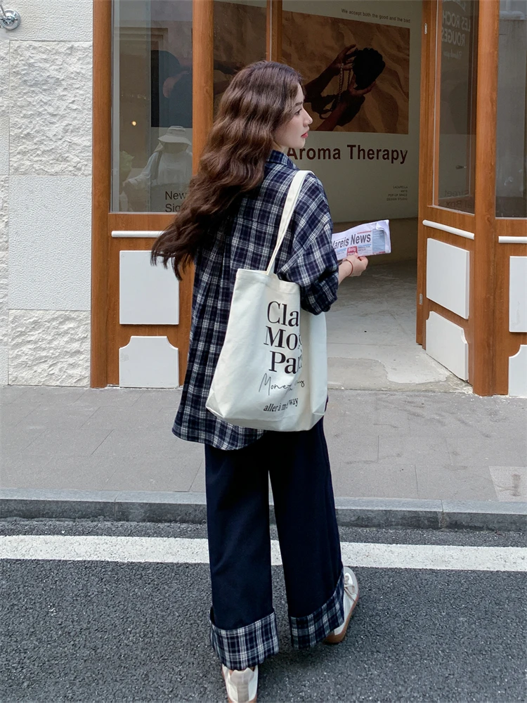 30代の春にぴったりなファッションは、チェック柄のデニムシャツとワイドパンツで決める？