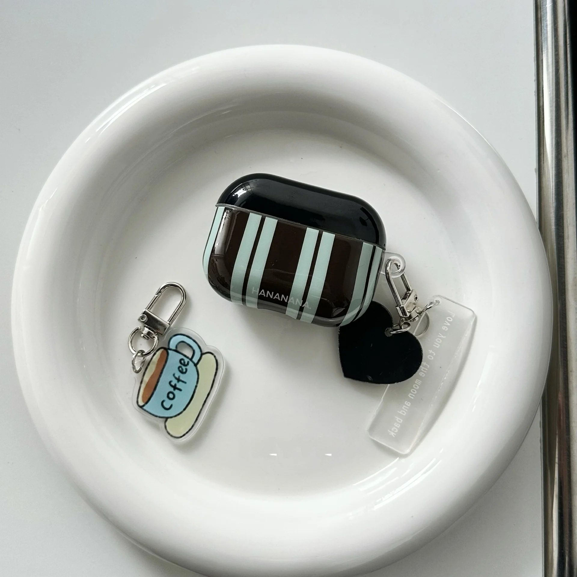 レトロストライプデザインのAirPods用プロテクター：防落下とBluetooth対応の実用性を検証