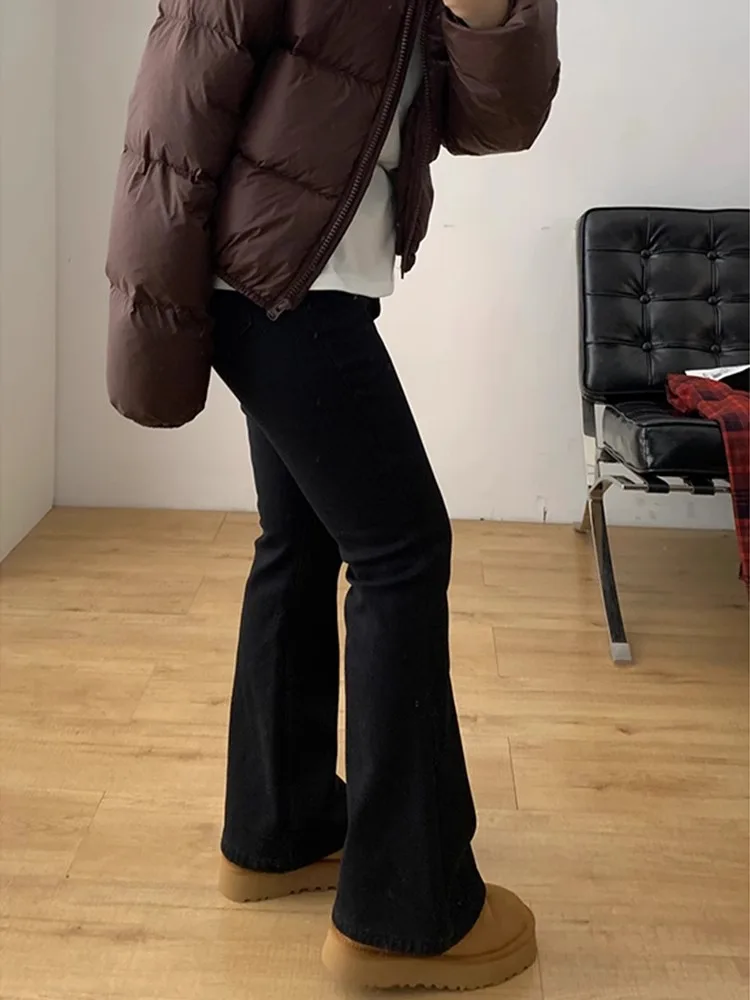 黒のストレッチフレアパンツ：骨格ストレート女性に最適なハイウエストスタイルアップアイテム