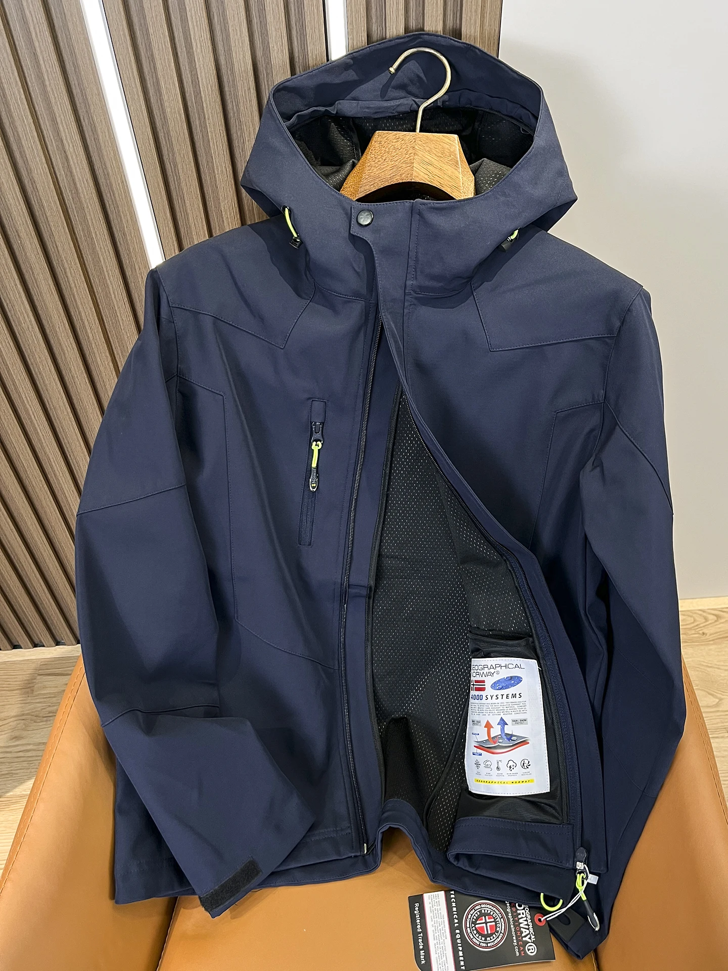 人気 アウトドアグッズ で失敗しない選び方は？春の通勤と散歩に最適な高級ソフトシェルジャケットの実際の使い方