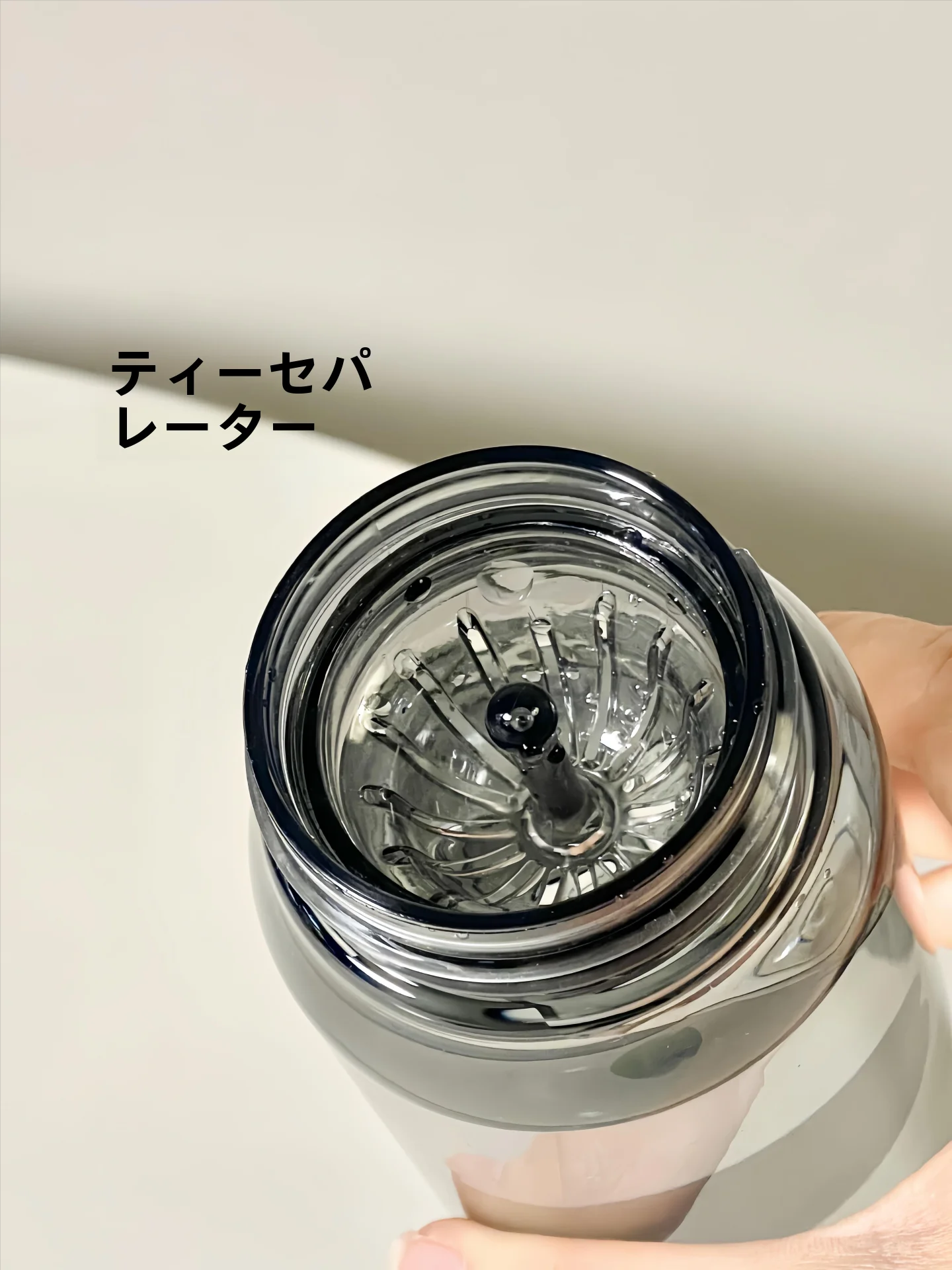高級感あふれる夏用プラスチック水筒：耐熱トリタン製570mlで日常使いをサポート