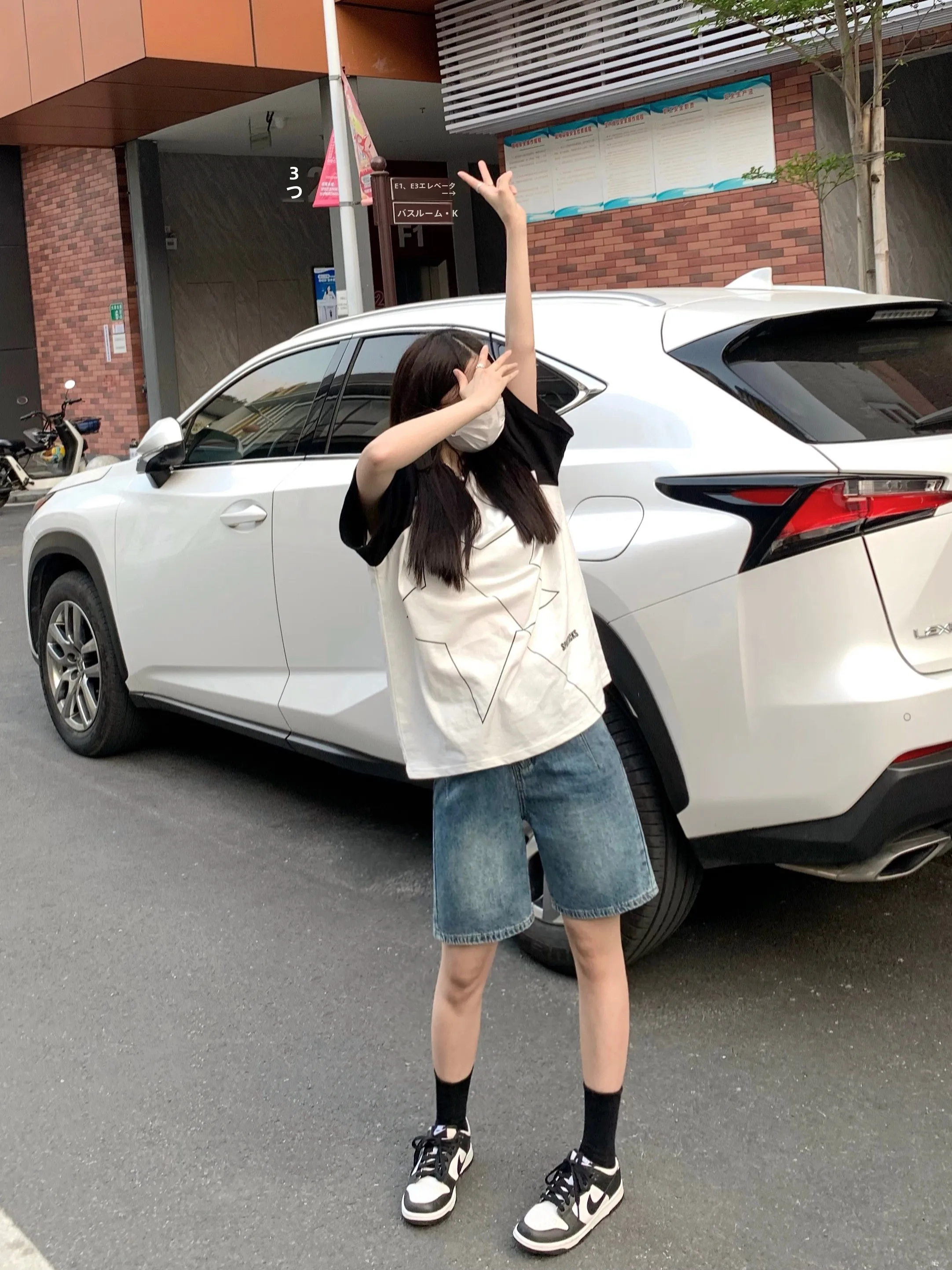 40代の女性が選ぶデニムベイカーパンツは？ノスタルジックなブルーが夏を彩る