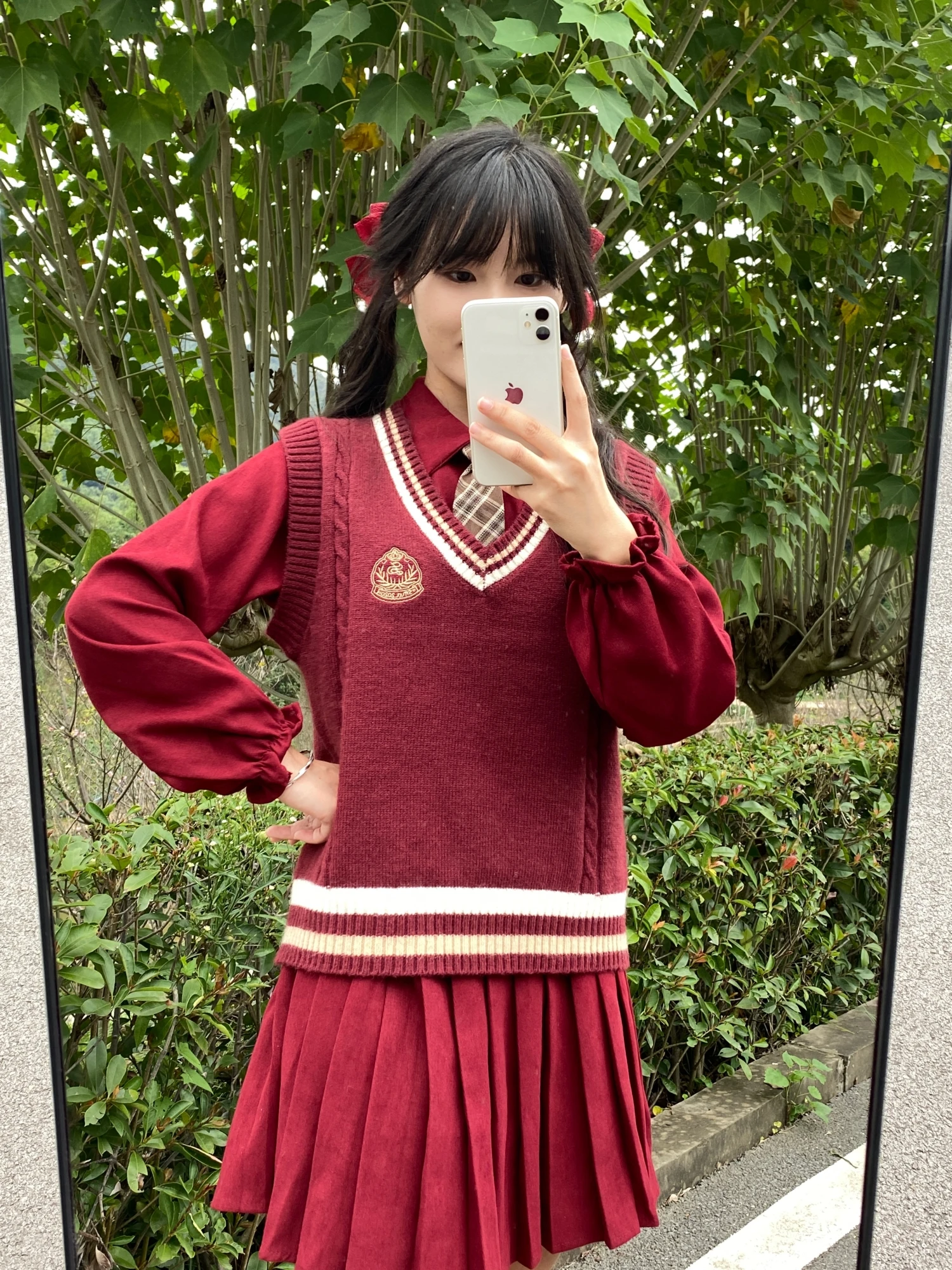 女子高校生向け学院風タイとニットベストセット：かわいいデザインと実用性のバランス