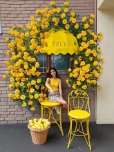 ウォーターフォールデザインの造花装飾壁【リアルなバラのツタ・背景壁面用・インスタ映え】