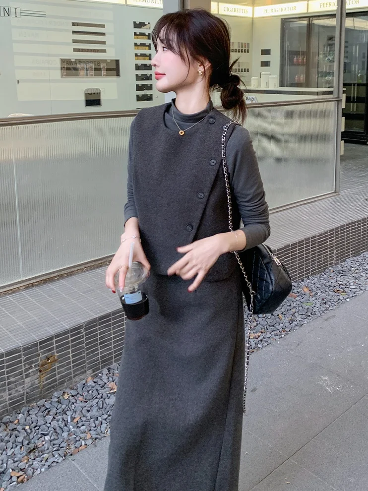 今の時期 レディース コーデ どうやって着こなすか？グレーのベストとスカートが解決するシンプルで上品なスタイルとは