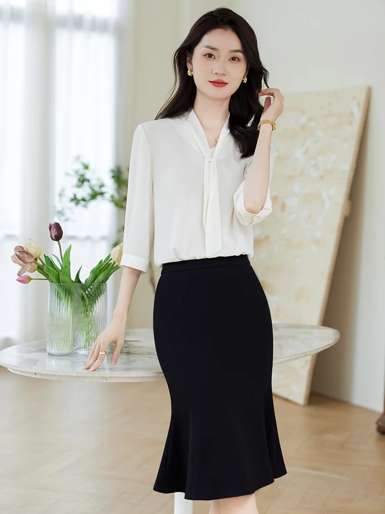 40代の研修にふさわしい服装は、シンプルで通気性の高いシフォンブラウスがベスト？