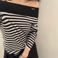 春のトレンド！ワンショルダー・ストライプニットトップス【女性用・長袖・お出かけ対応】