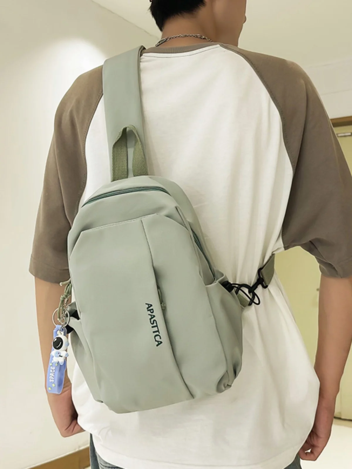 お弁当が入る通勤バッグ メンズ どう選ぶ？防水・軽量・スタイリッシュなクロスボディがベストな理由