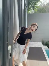 pusumede ホワイト 不規則デザインスカート【フリル付き・ミディ丈・女性用】