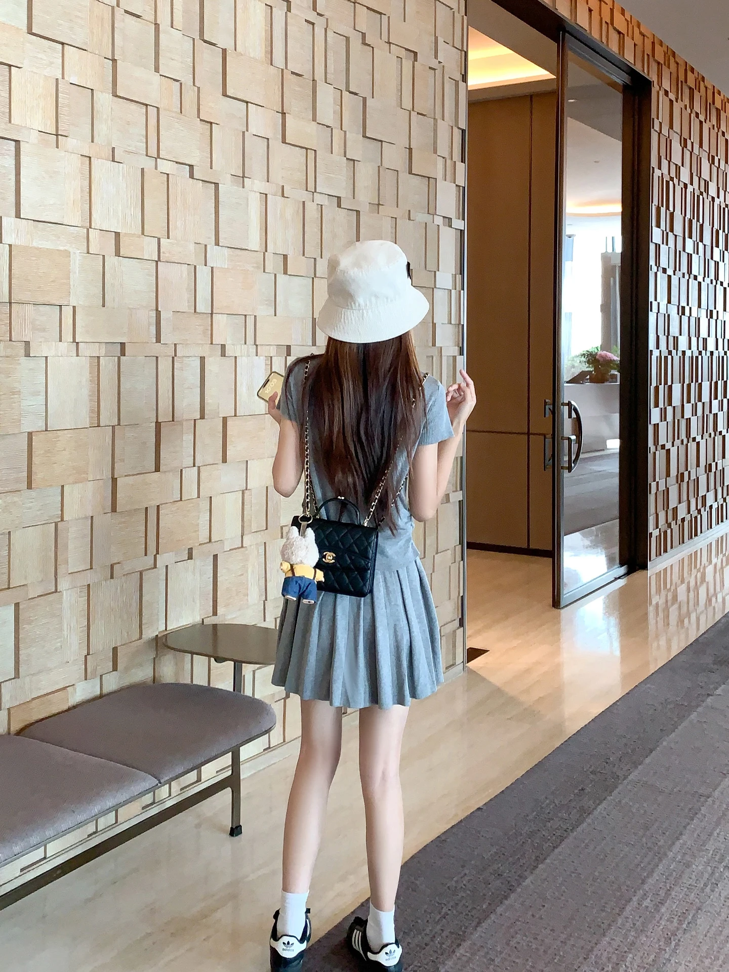 20代後半女性が今、選ぶべき「学院風ショール付きニット」は？