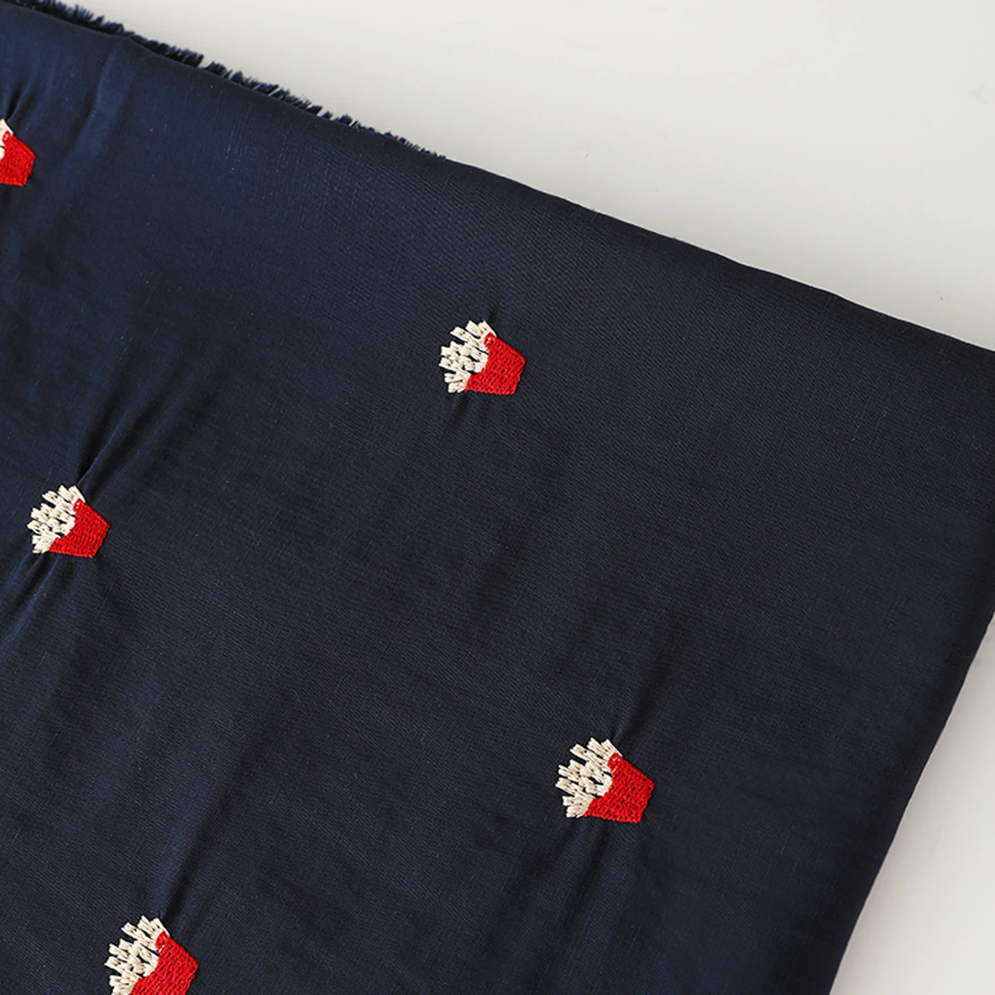 フライドポテト刺繍デザインの麻混紡生地：春夏用DIY向けの実用性と特性解析