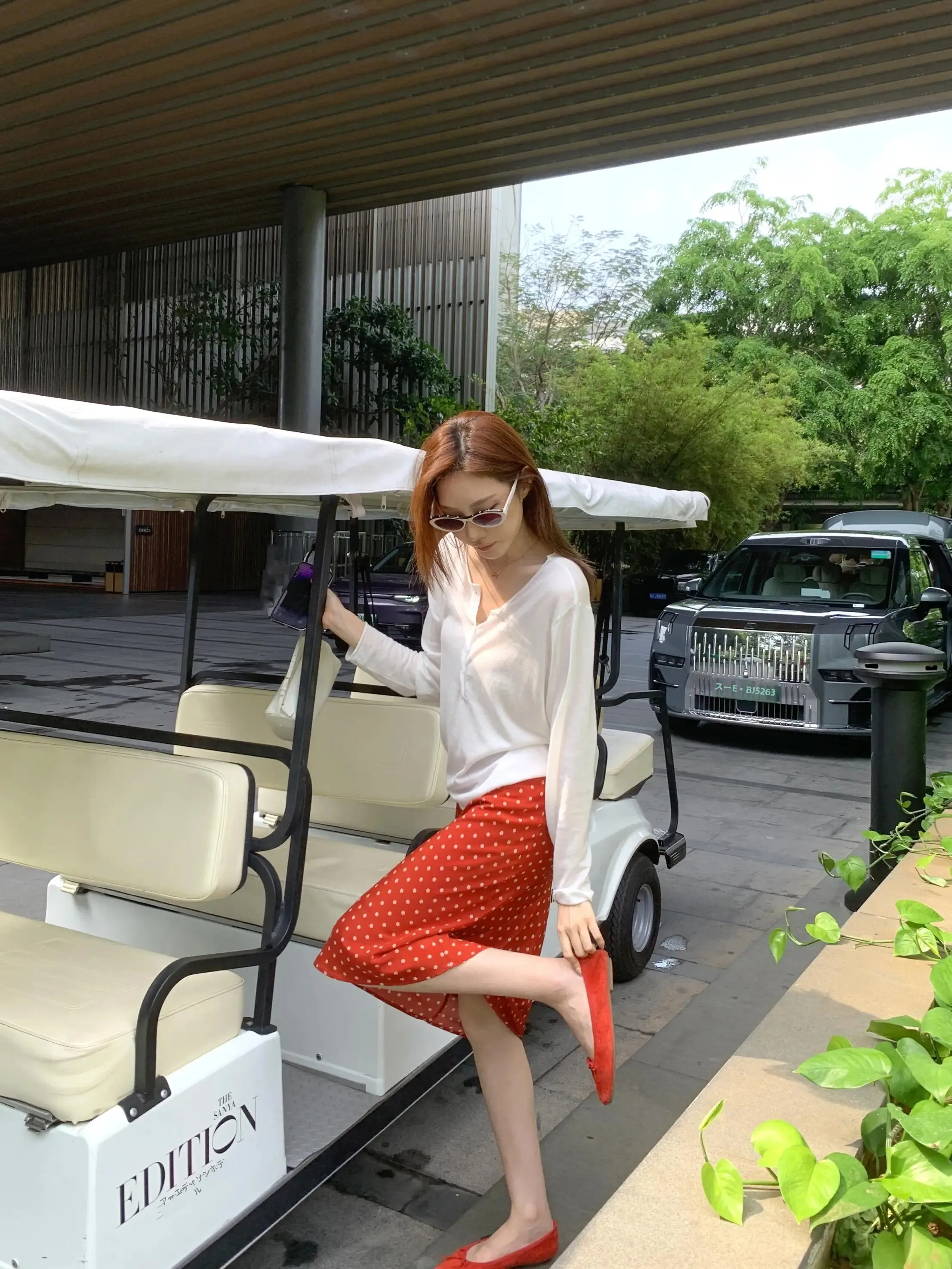 韓国風サテン花柄Aラインスカート：ベージュとネイビーの夏コーデに最適なトレンドスカート