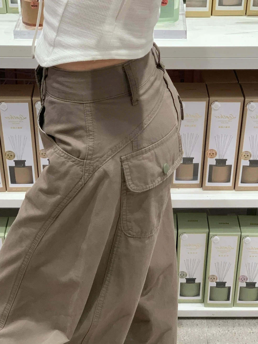 ハイウエスト軍用グリーンワイドパンツ：2026年春季の定番スタイルとしての実用性と着こなしのバランス