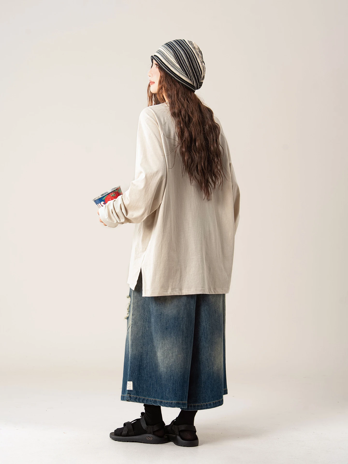 ストリート カジュアルに必要な1本は、このオフショルダーTシャツ？