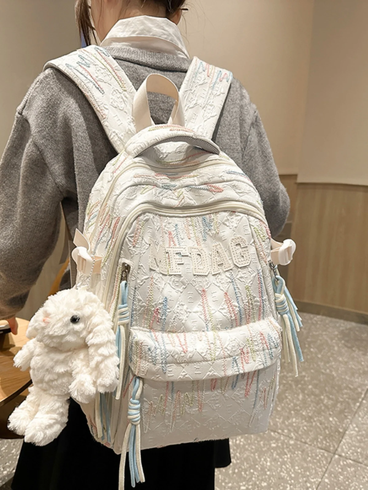 高校生の通学リュックは「かわいいデザイン」で選ぶべき？大容量リュックサックの選び方を徹底解説