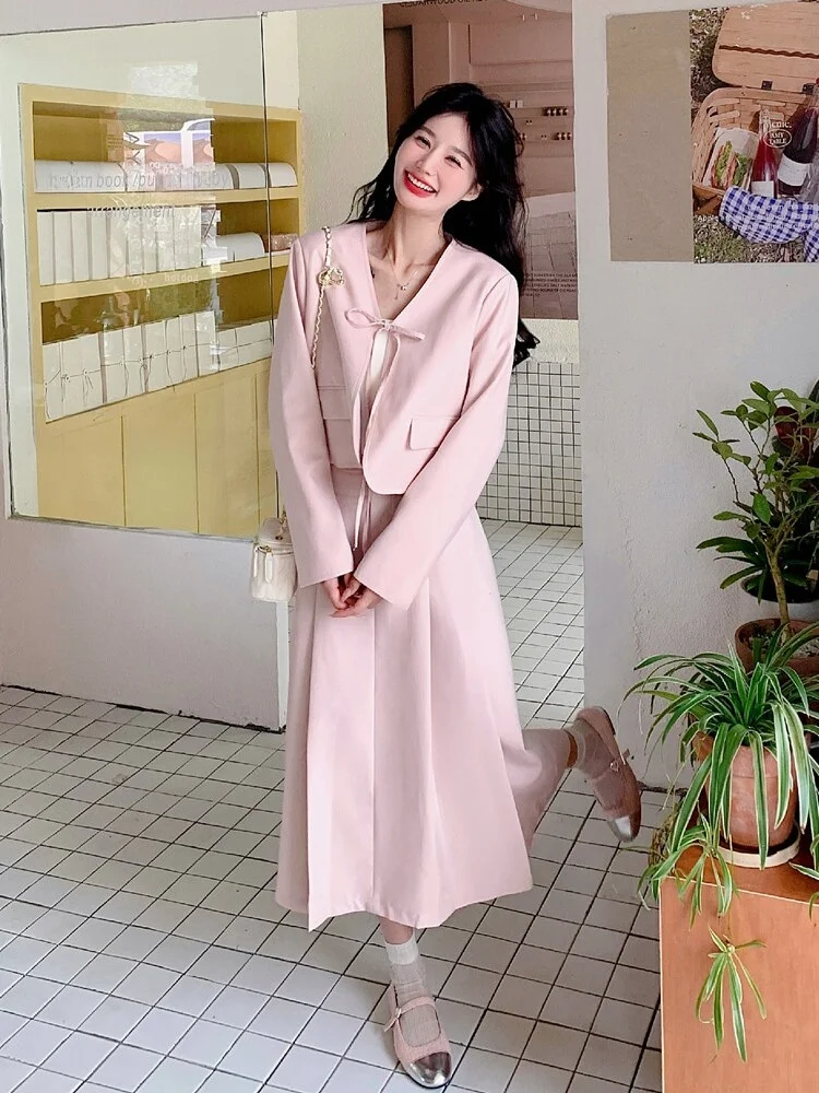 40代女性にぴったりの服は、清純感と優しさを兼ね備えたピンク色スーツから始める？