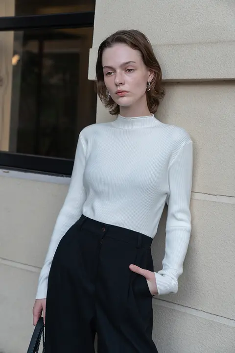 シンプルな黒のハイネックニットトップス【女性用・長袖・フィットデザイン】
