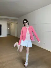 春のデザイン感あるピンクニットカーディガンと花びらスカートの女性用ファッション（セットアップ対応）