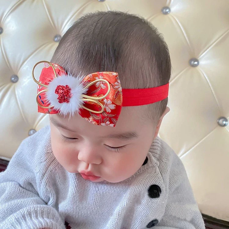0歳の赤ちゃんにぴったりのヘアアレンジは、中国風の赤いヘアバンドで決まる？