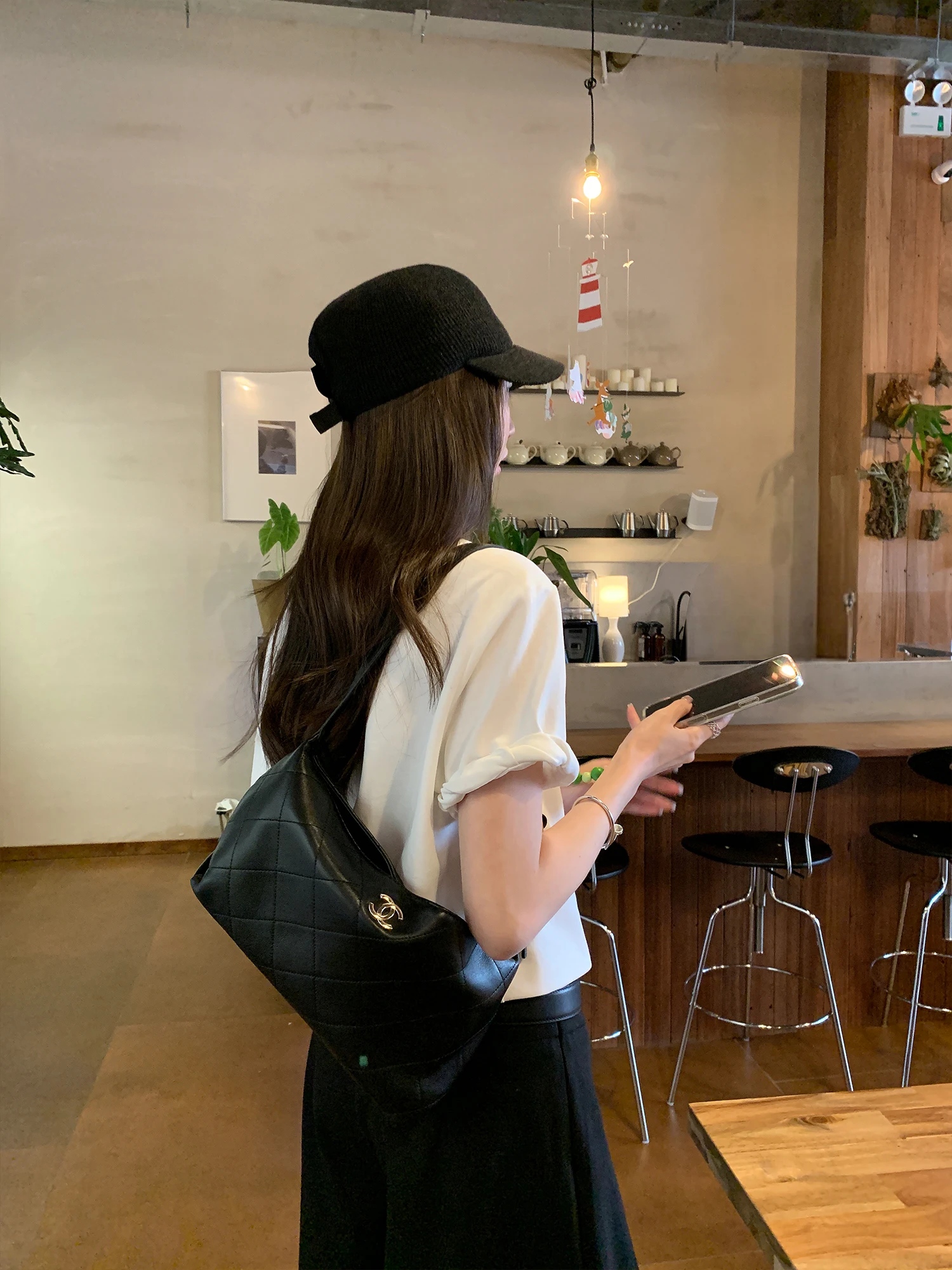 立体的なねじれ袖のTシャツで失敗しない着こなしは？