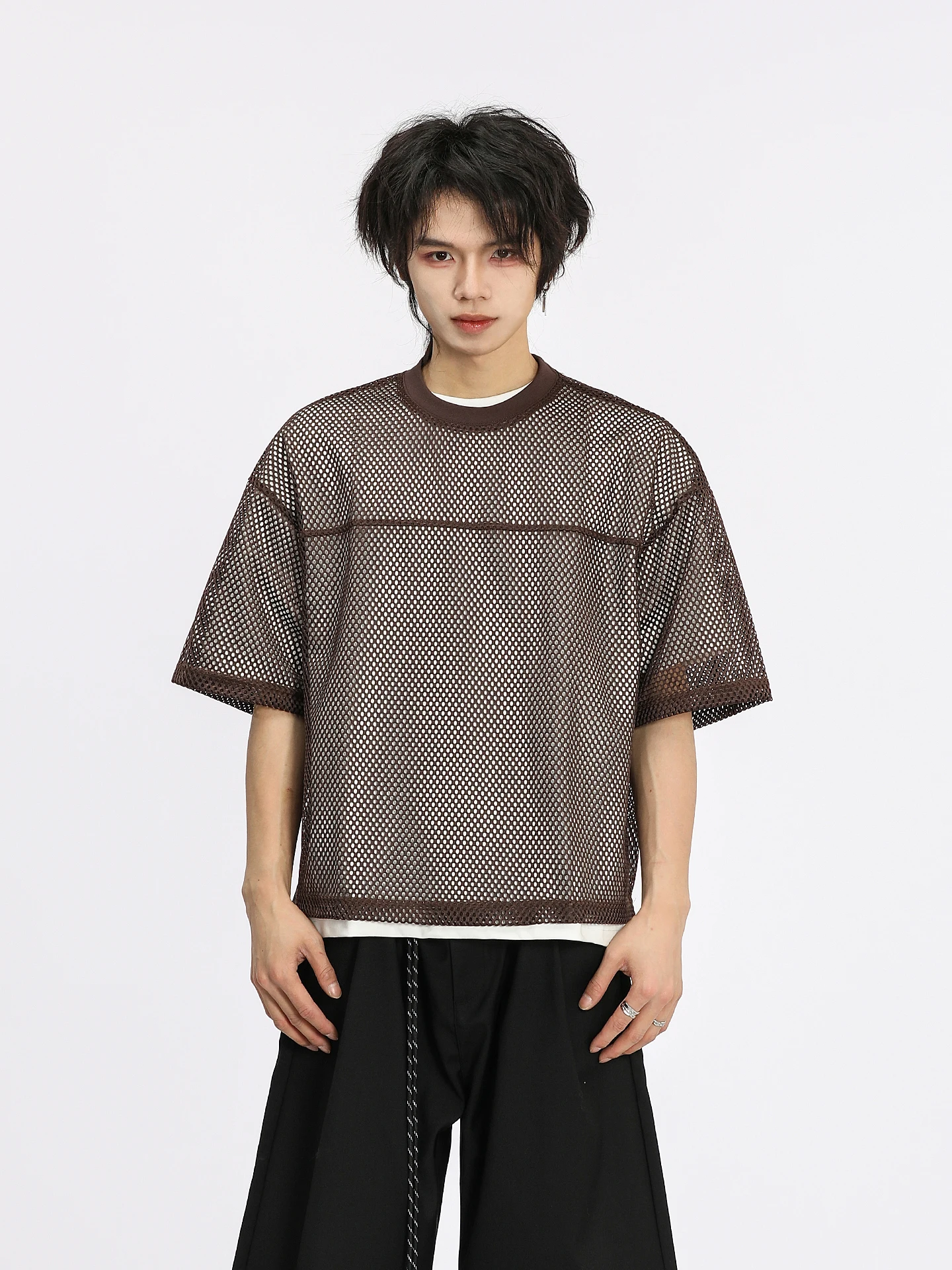 「tシャツの中に着る」が今、なぜ注目されているのか？個性的な都市スタイルのボクシーショートTシャツで答えをつかむ