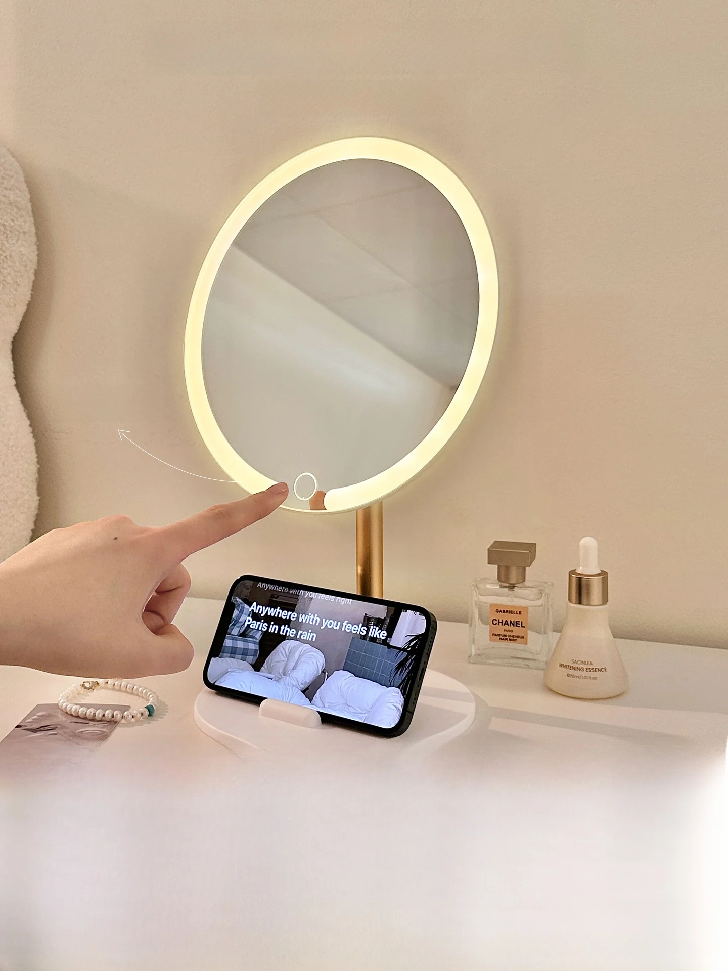 LED照明付き卓上化粧鏡：学生向けスタイリッシュデザインの実用性と使い勝手