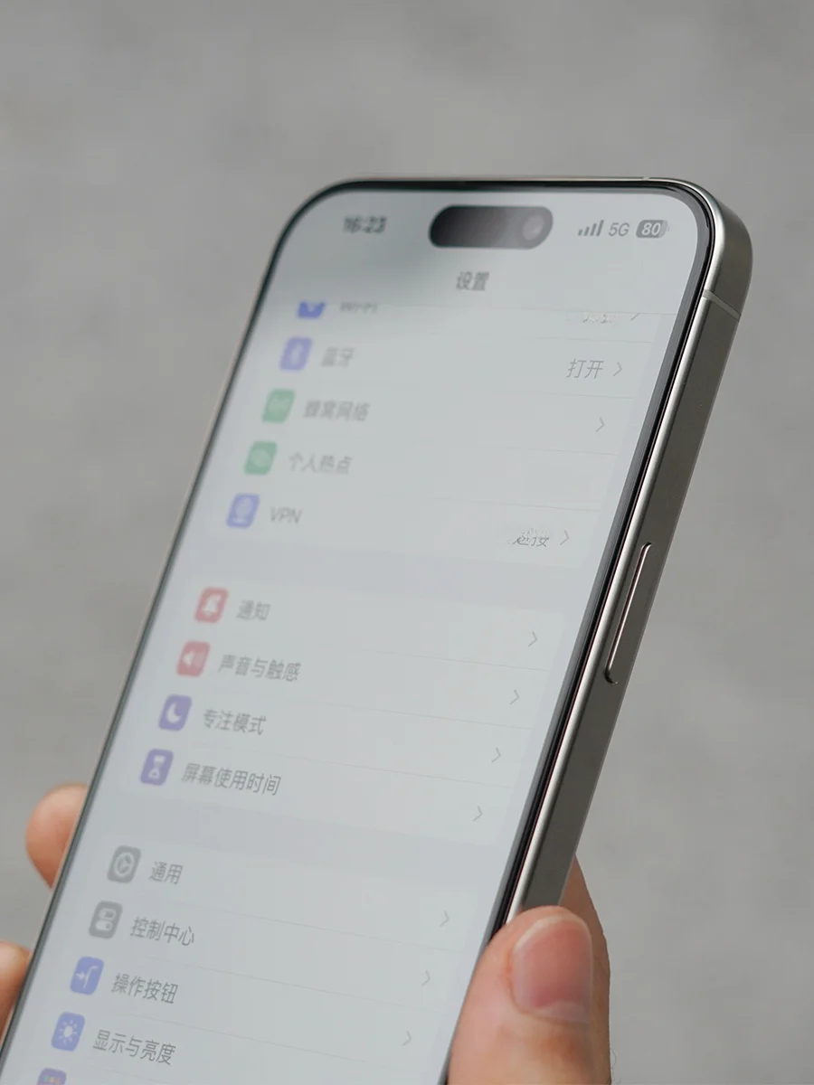 100均 スマホフィルム で失敗しない選び方とは？iPhone 15用の3D強化ガラスフィルムが本当におすすめなのか？