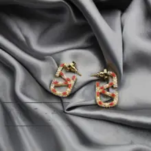 フレンチスタイルのレトロエナメルピアス【高級感あるデザイン・女性用】