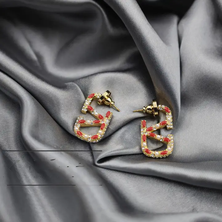 フレンチスタイルのレトロエナメルピアス【高級感あるデザイン・女性用】