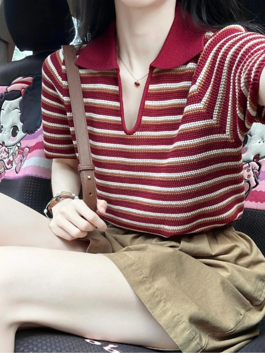 赤いストライプのニット半袖Tシャツ：通勤風のゆったりデザインで夏を快適に
