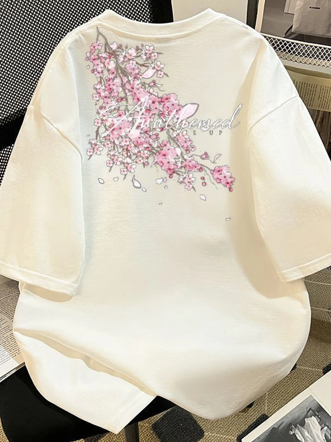 モード系メンズTシャツはどう選ぶ？桜のプリントが夏を彩る、リアルな着こなしのヒントを紹介