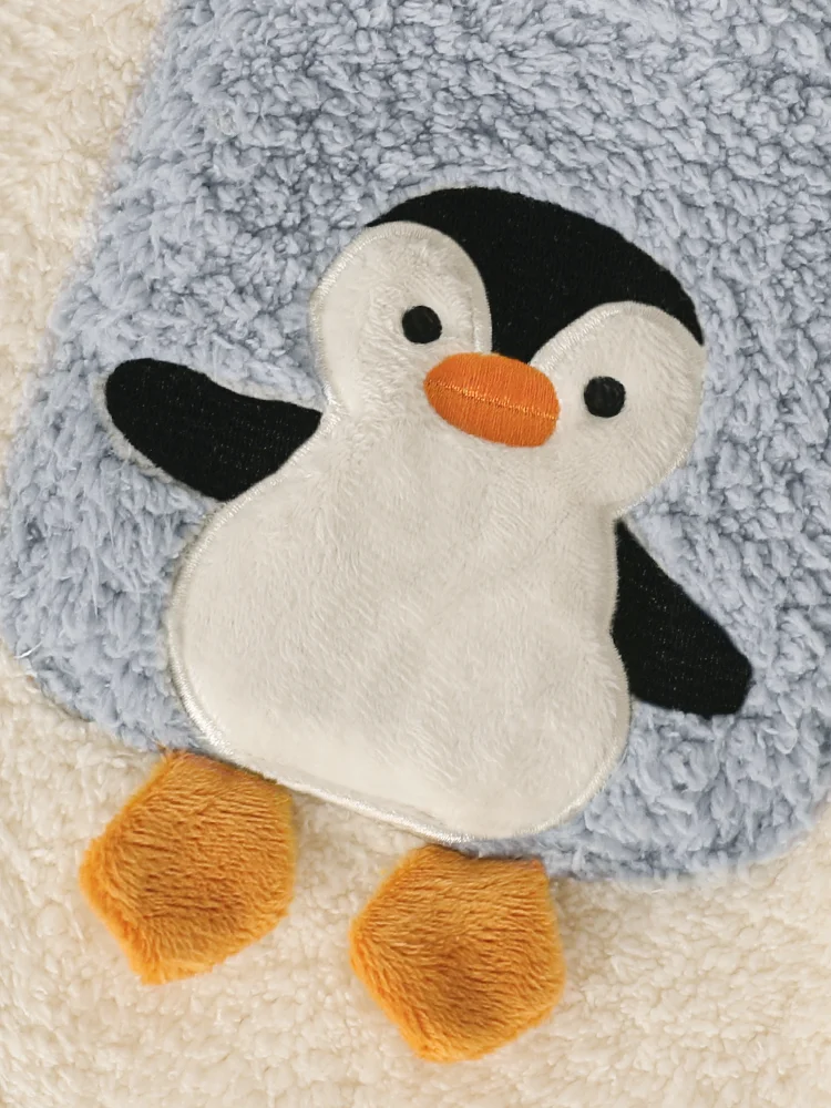 可愛いペンギン柄の秋冬用フリースパジャマ：睡眠時の快適性とデザインのバランスを実証