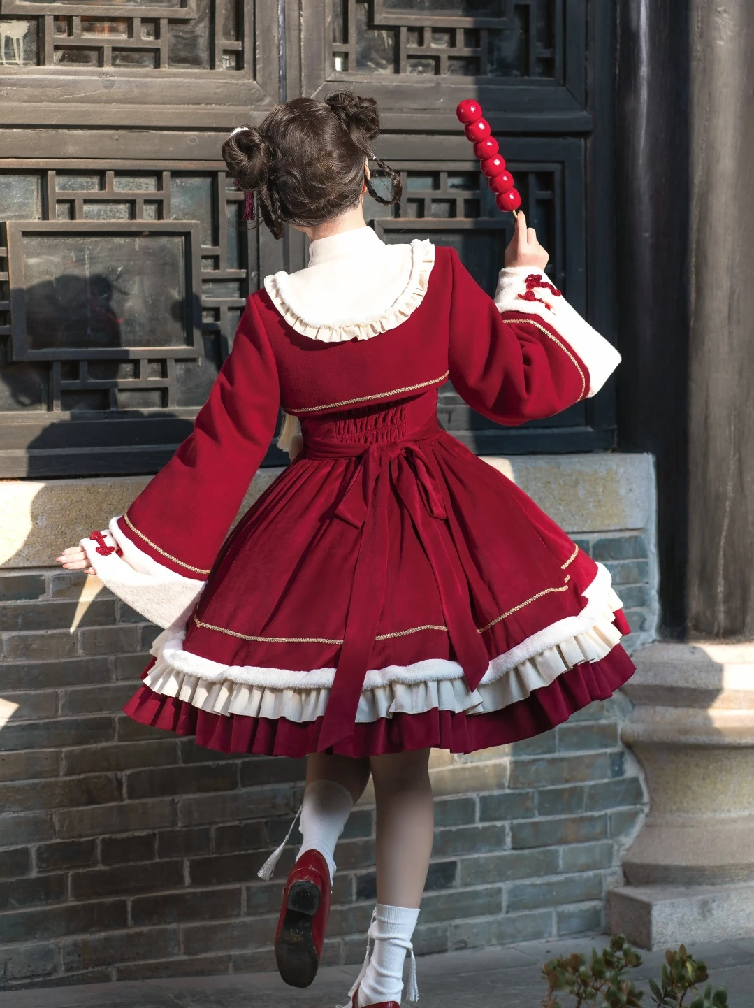 祭りの日に着る私服、どう選ぶ？ロリータ風の「赤・外套付き」ドレスが解決する3つの悩み