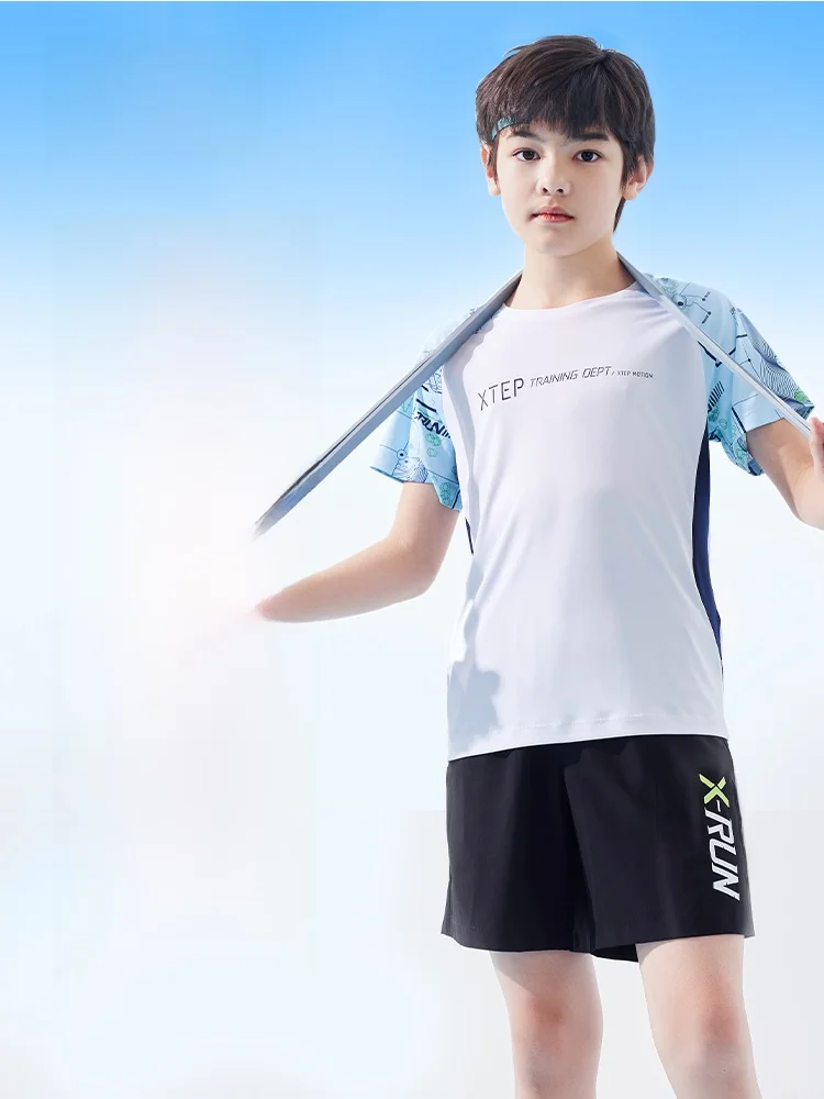 スポーツトレーナーを選ぶべきタイミングは？夏の日常に溶け込む1本のTシャツが答えを教えてくれる