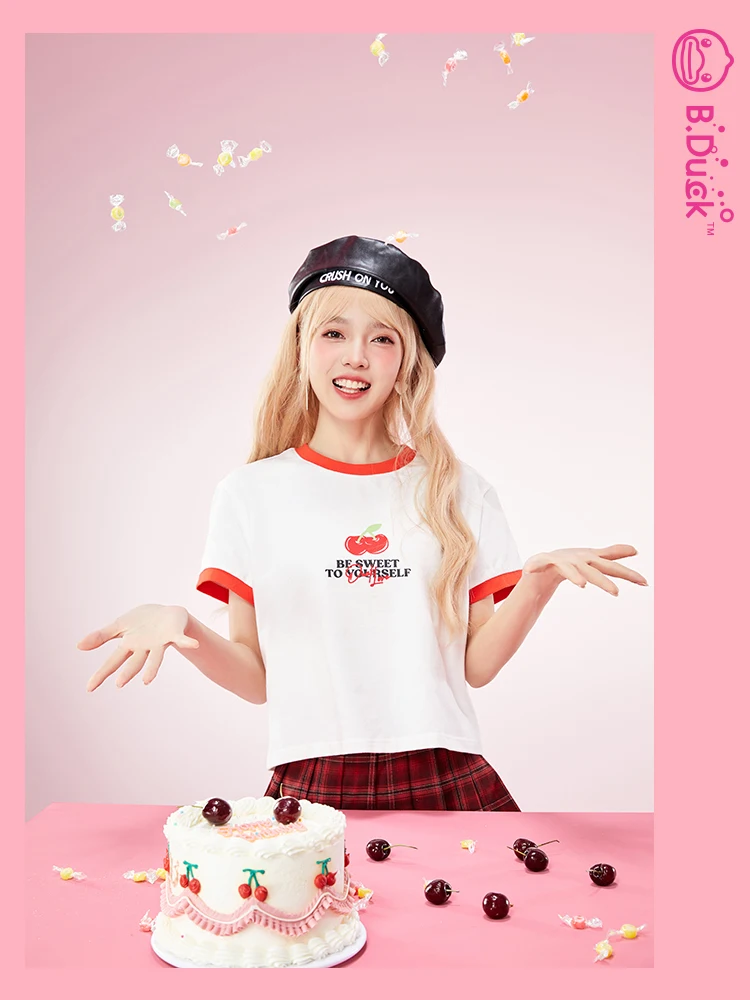 バンダックデザインの短袖Tシャツ：水色と黄色の色合いを比較するカジュアルファッションの選択