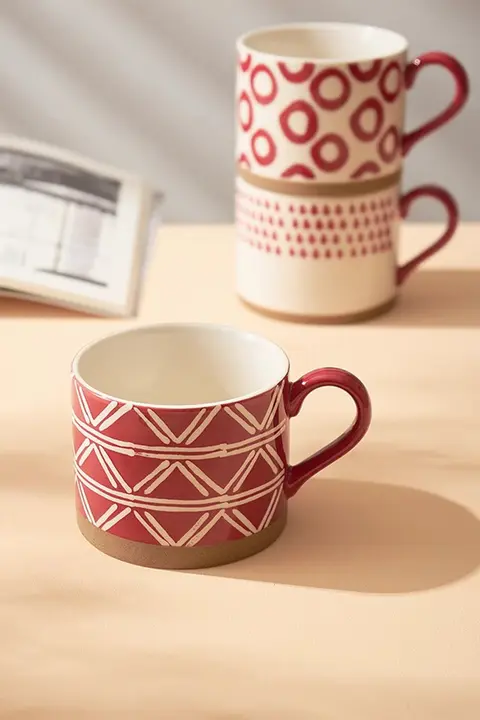 Tlife デザインの粗陶製スタッキングマグカップ【手描き・釉下彩・赤】