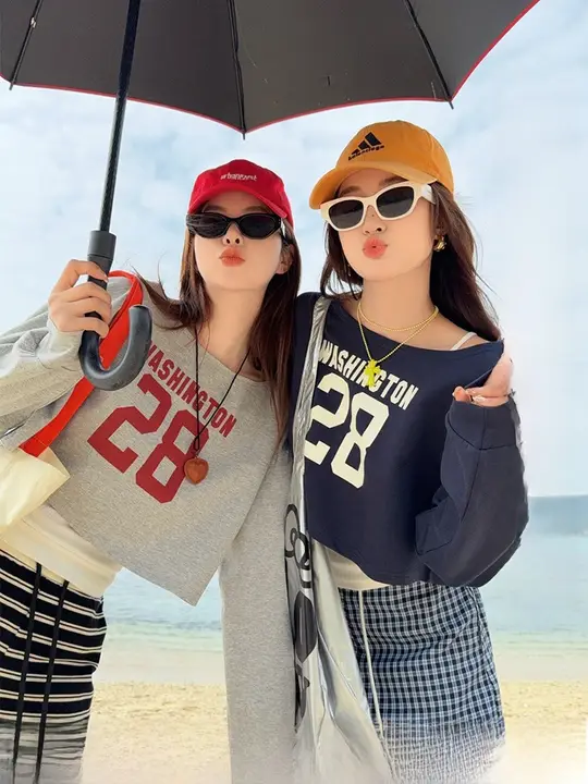 灰色の斜め肩デザイン長袖プリントTシャツ【女性用・春夏用・肩出し・デザイン性あり】（セットアップ対応）