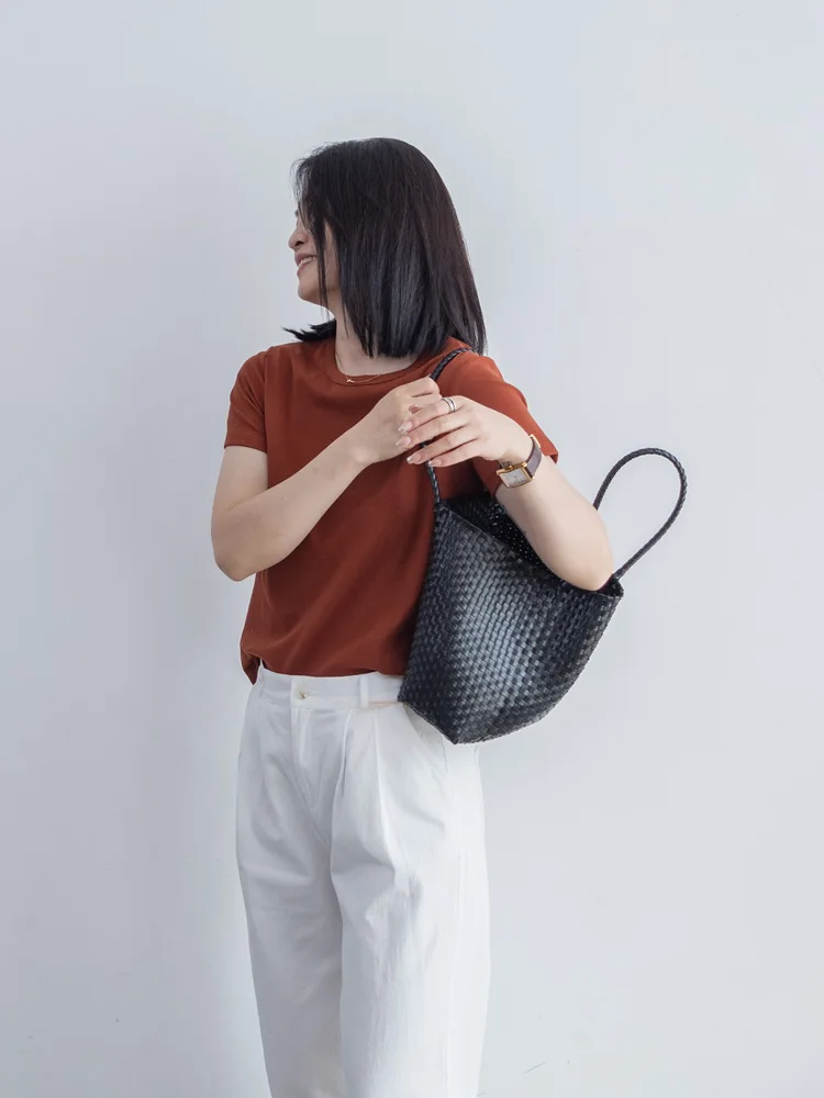 大人可愛いの本質とは？光沢感のある白Tシャツで解くスタイルのバランス