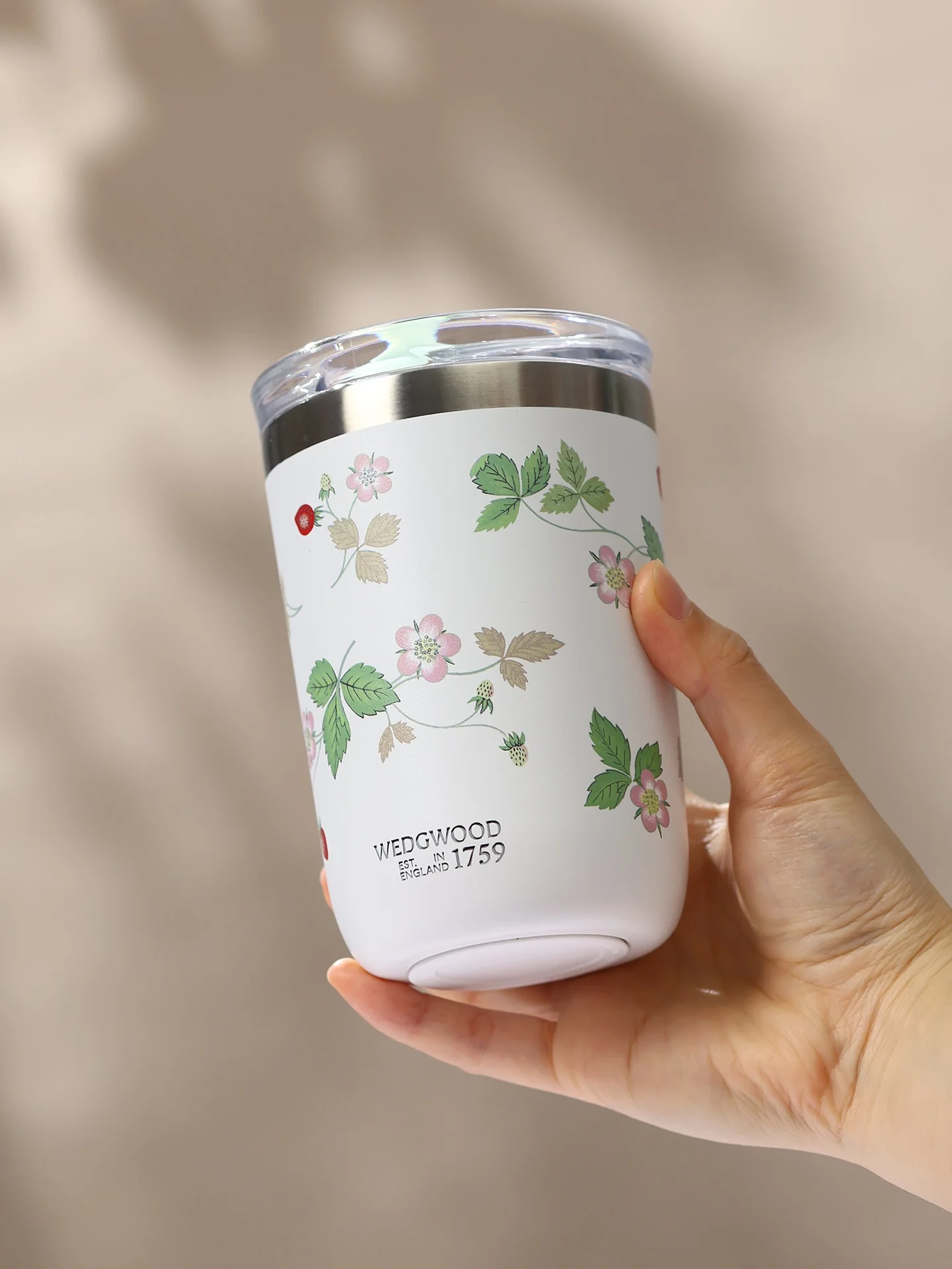 野草莓のデザインが心を癒す、通勤と散歩の間をつなぐ保温カップは？
