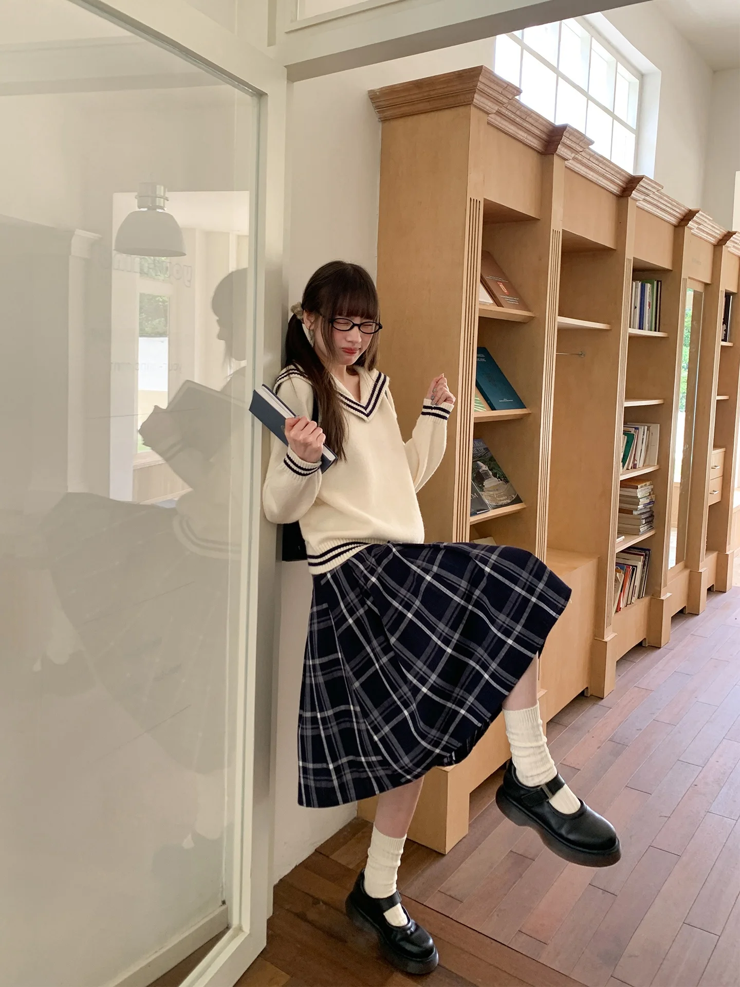 グレー Vネックセーター：通勤風の女性向けニットセーターの実用性と選定基準