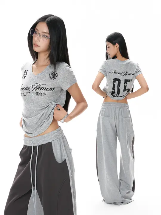 レトロスタイルのVネック半袖Tシャツ【フィット感抜群・アルファベットプリント・肌触りの良い素材】