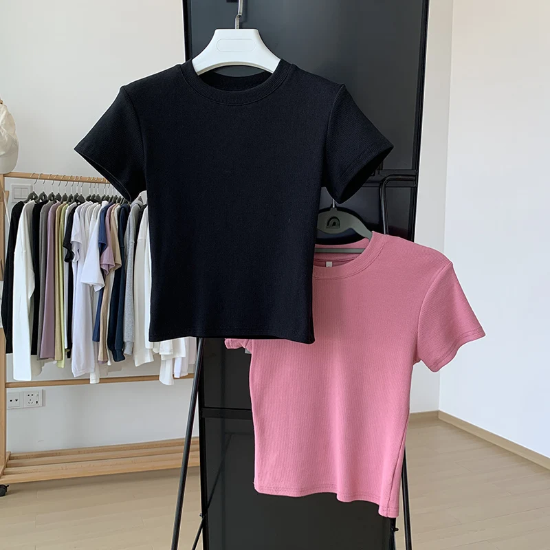 シンプルで合わせやすい黒のリブ編みショルダー短袖Tシャツの特徴と実用性