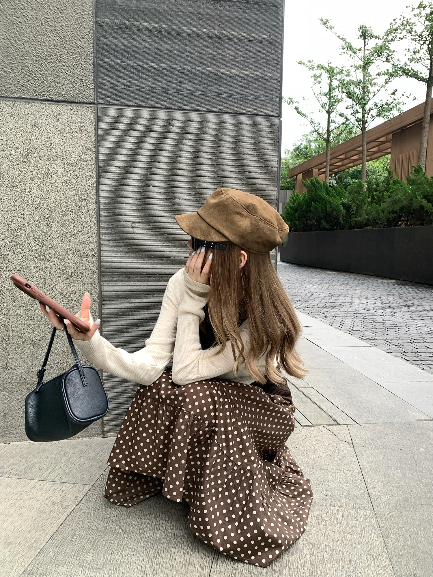 ドット柄のマーメイドスカートは、本当に「少女感」を引き出すのか？