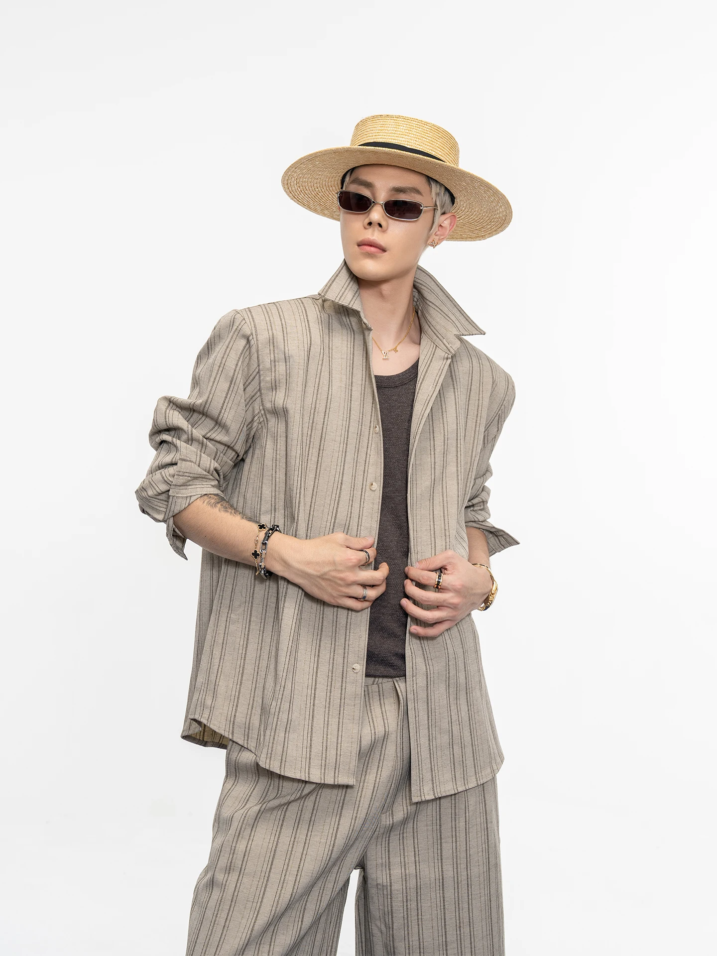 かっこいい私服を着るには？ストライプシャツとワイドパンツのセットが解決するリアルな選び方