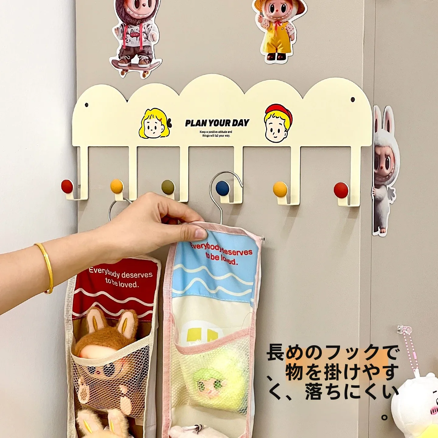 ぬいぐるみ 棚 の選び方：マグネットフック付き収納ハンガーの実用性と設置ガイド