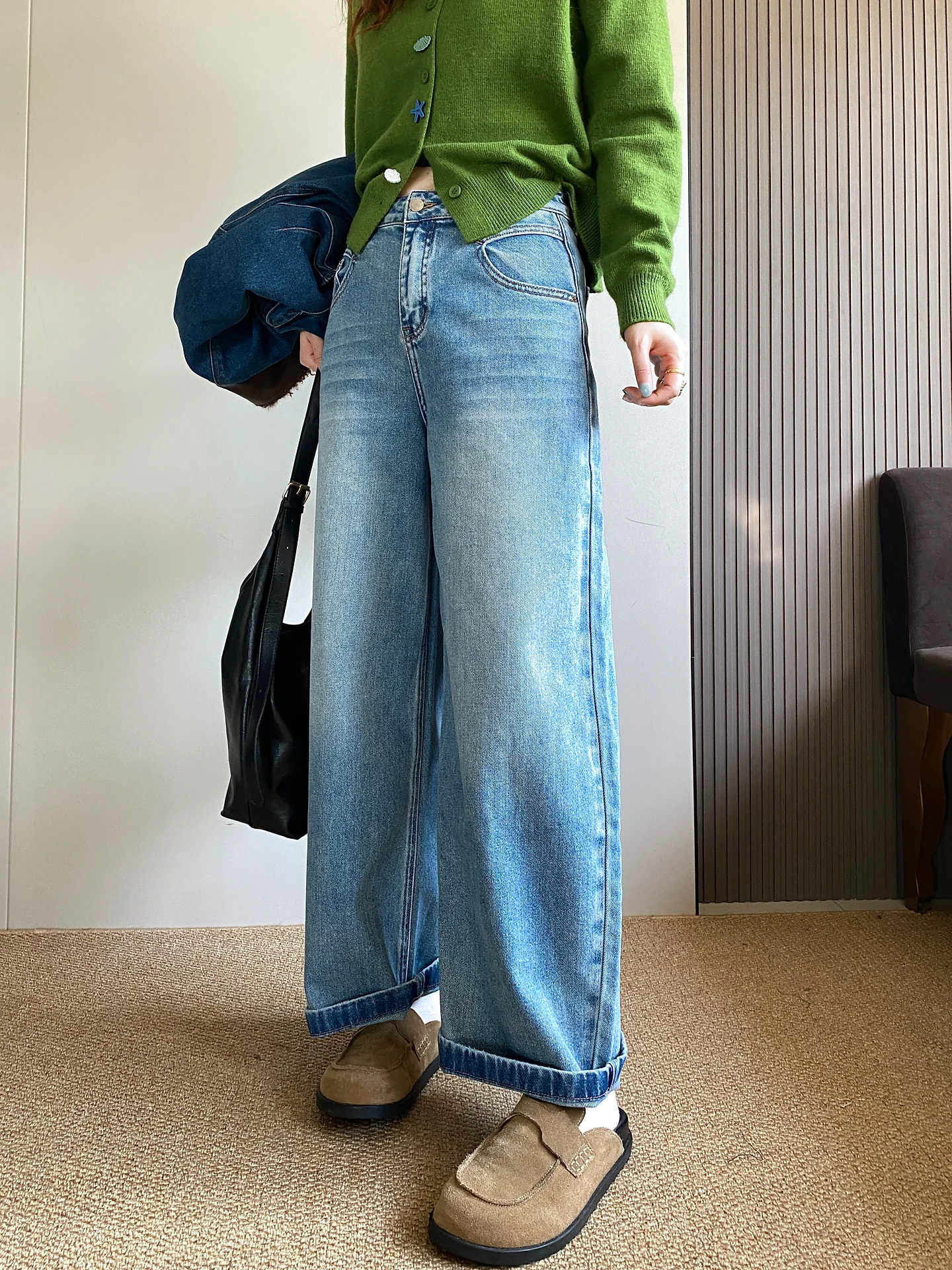 浅い青のワイドレッグジーンズ：高腰設計と水洗い加工が実現するカジュアルスタイル