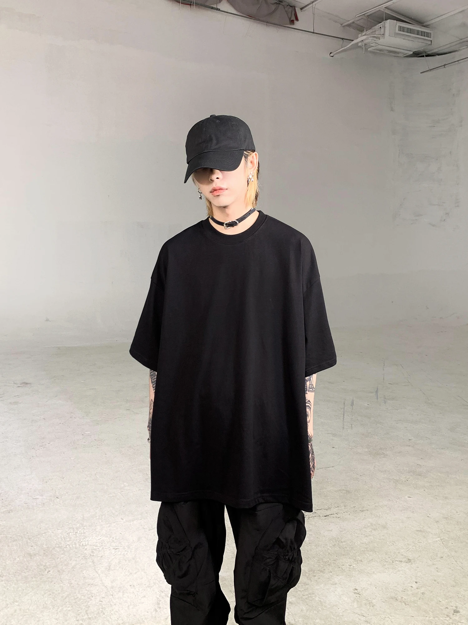 「Tシャツ 重ね着 メンズ ダサい」という悩み、実はこれで解決できる？
