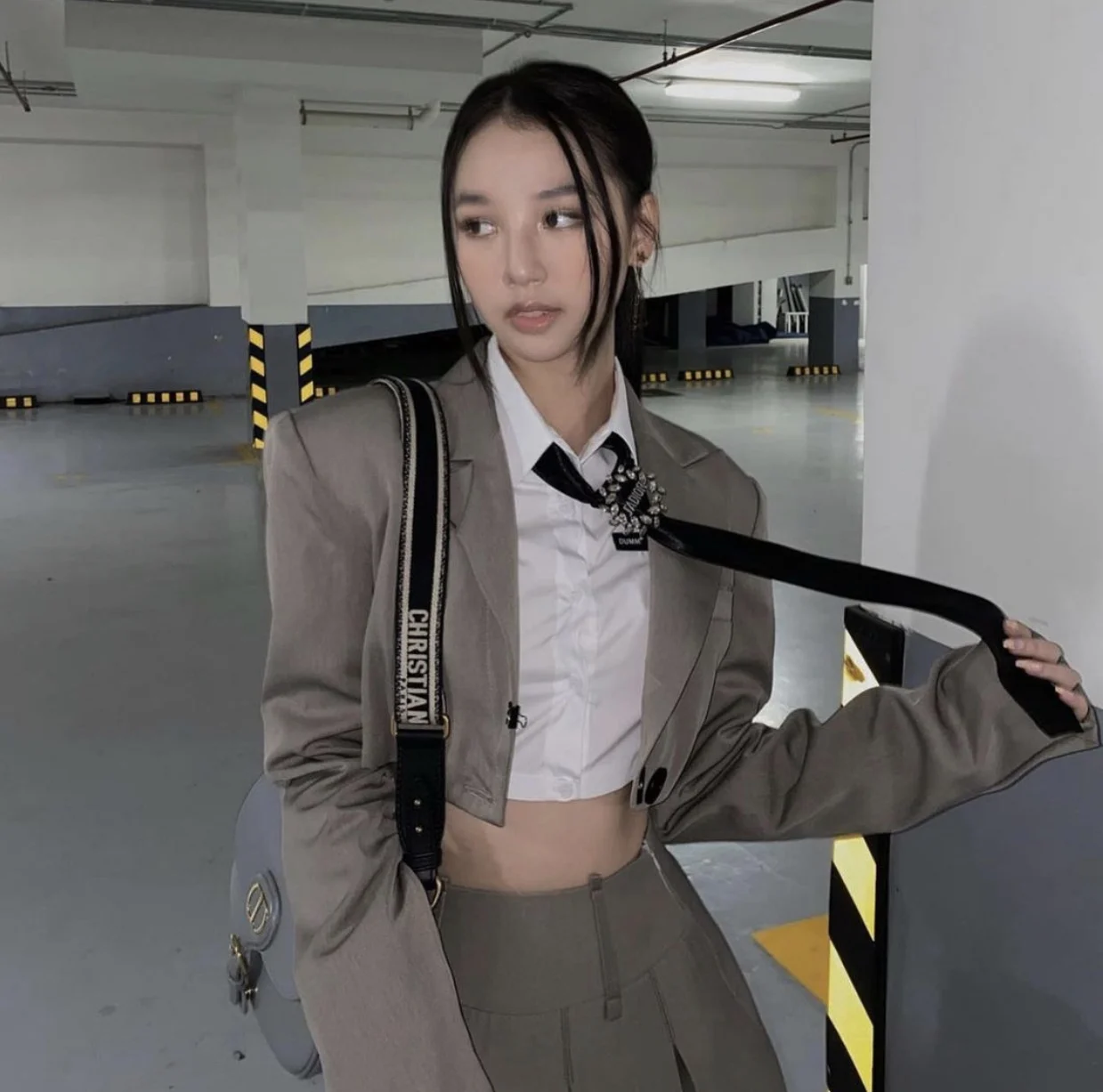つなぎ服としてのセットアップ：高級感と小柄さん向けのジャケットとスカートの組み合わせ