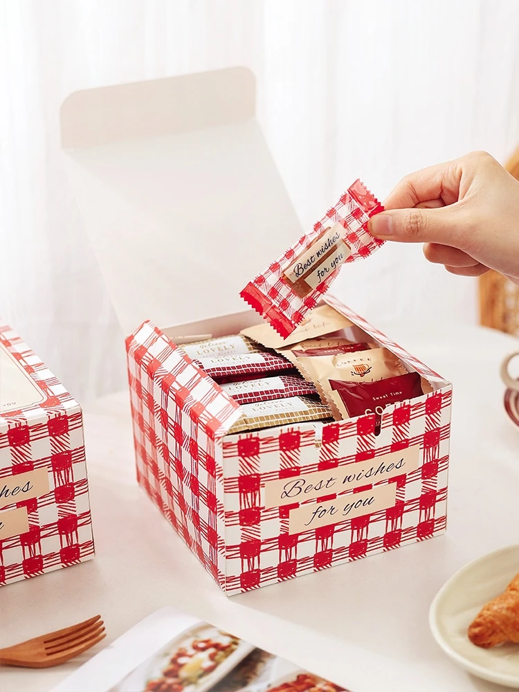 おしゃれなチェック柄のクッキー缶：スイーツギフト用手提げボックスの実用性とシーン別適用