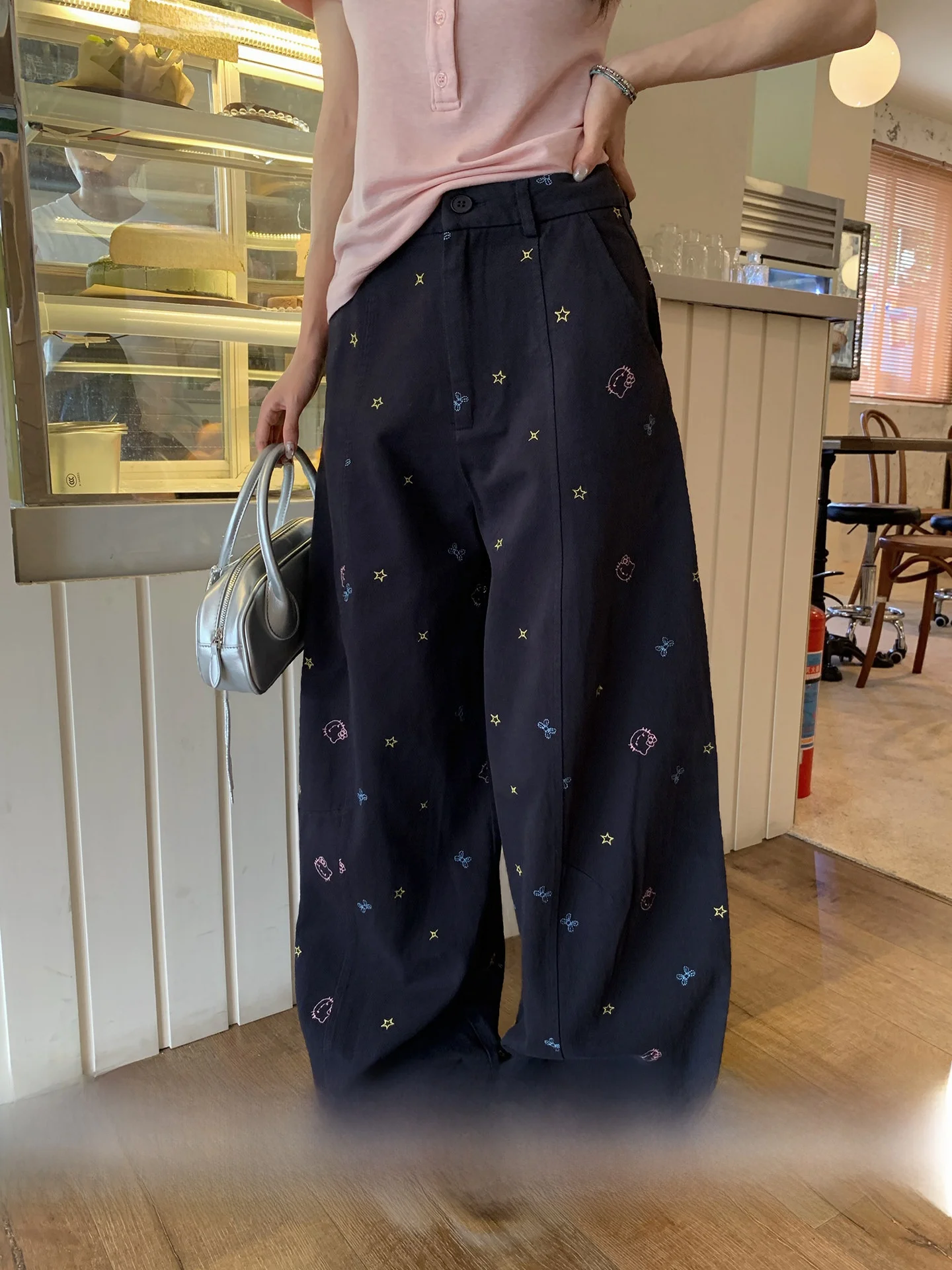 刺繍入りワイドレッグデニムパンツは、通勤でもデートでも使える“一着”なのか？